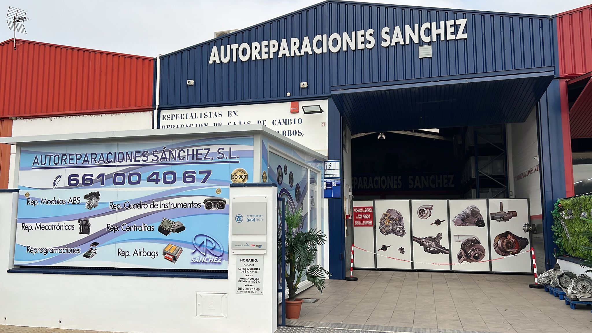 Fachada do taller Autoreparaciones Sánchez em Sevilha